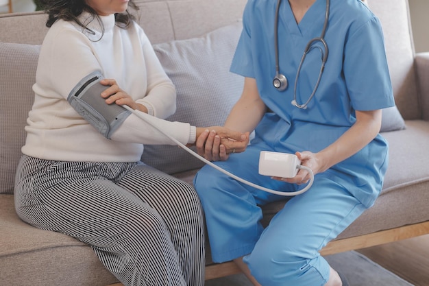 Close-up di stetoscopio e carta sullo sfondo delle mani del medico e del paziente
