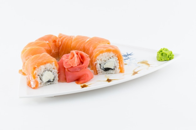 Close-up di sushi giapponese tradizionale su uno sfondo bianco