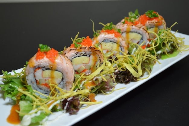 Close-up di sushi sul piatto al tavolo del ristorante