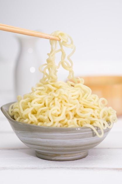 Close-up di tagliatelle in una ciotola su tavola