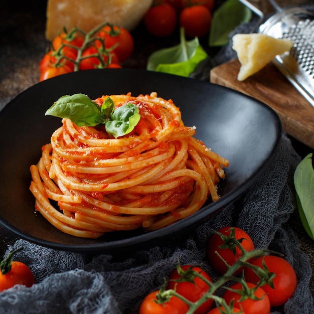 Close-up di tagliatelle in una ciotola su tavola