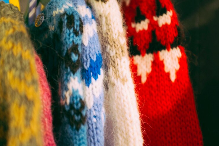 Foto close-up di tessuti colorati appesi