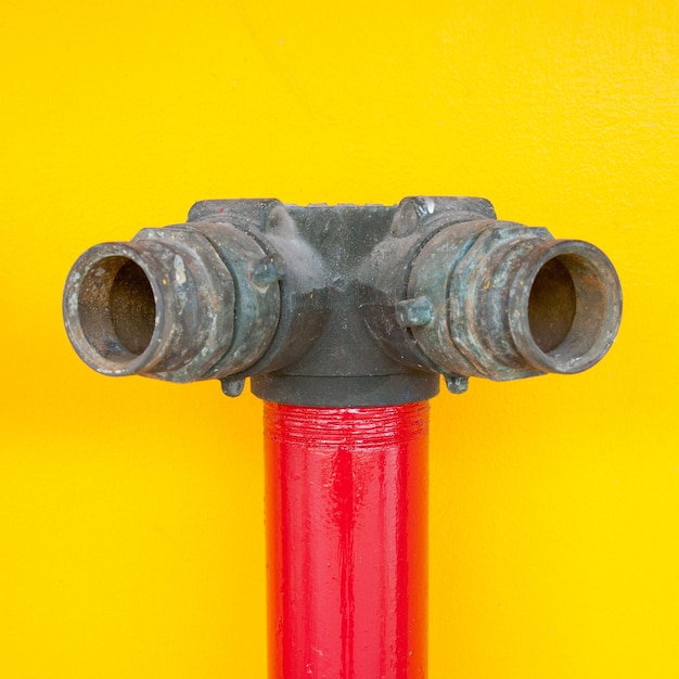 Close-up di tubi metallici su sfondo giallo