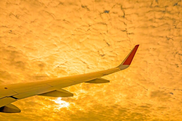 Close-up di un aereo che vola nel cielo