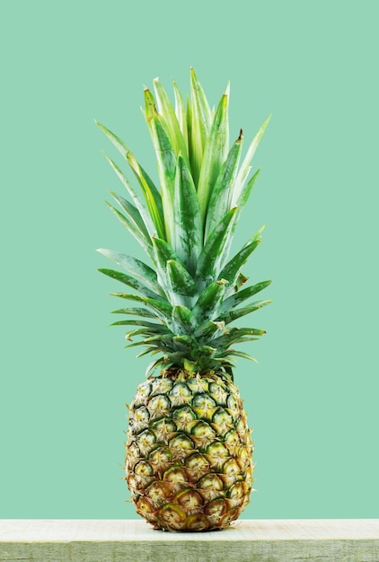 Close-up di un ananas sullo sfondo verde