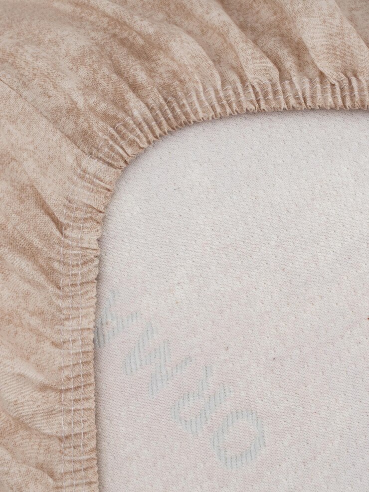 Close-up di un angolo di foglio beige con un disegno testurizzato