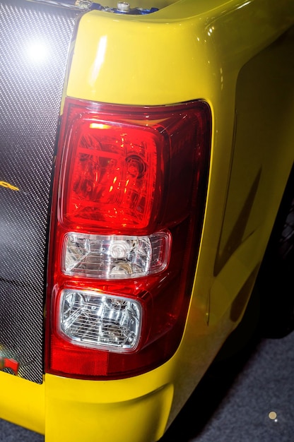 Close-up di un'auto gialla