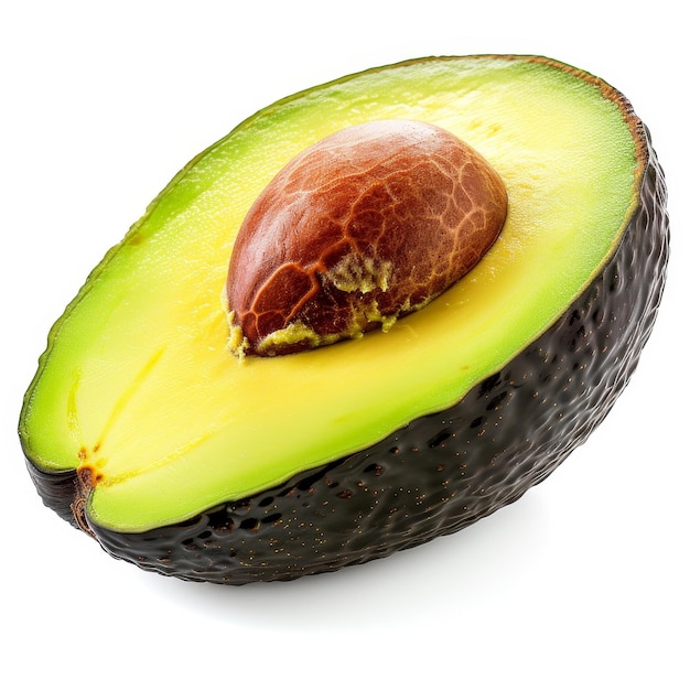 Close-up di un avocado a metà con semi isolati su sfondo bianco