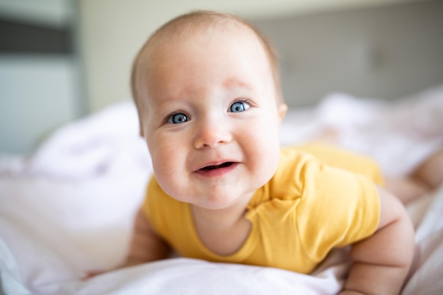 Close-up di un bambino carino a casa