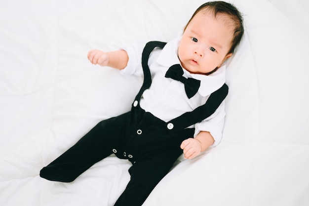 Close-up di un bambino carino sdraiato sul letto