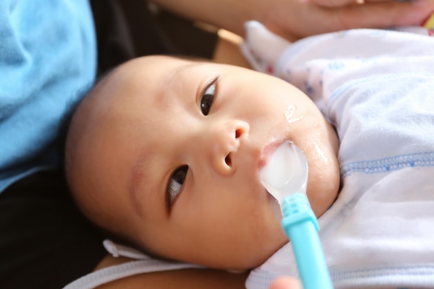 Close-up di un bambino che mangia il cibo con un cucchiaio