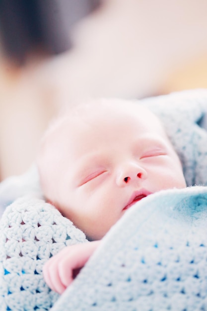 Close-up di un bambino in coperta