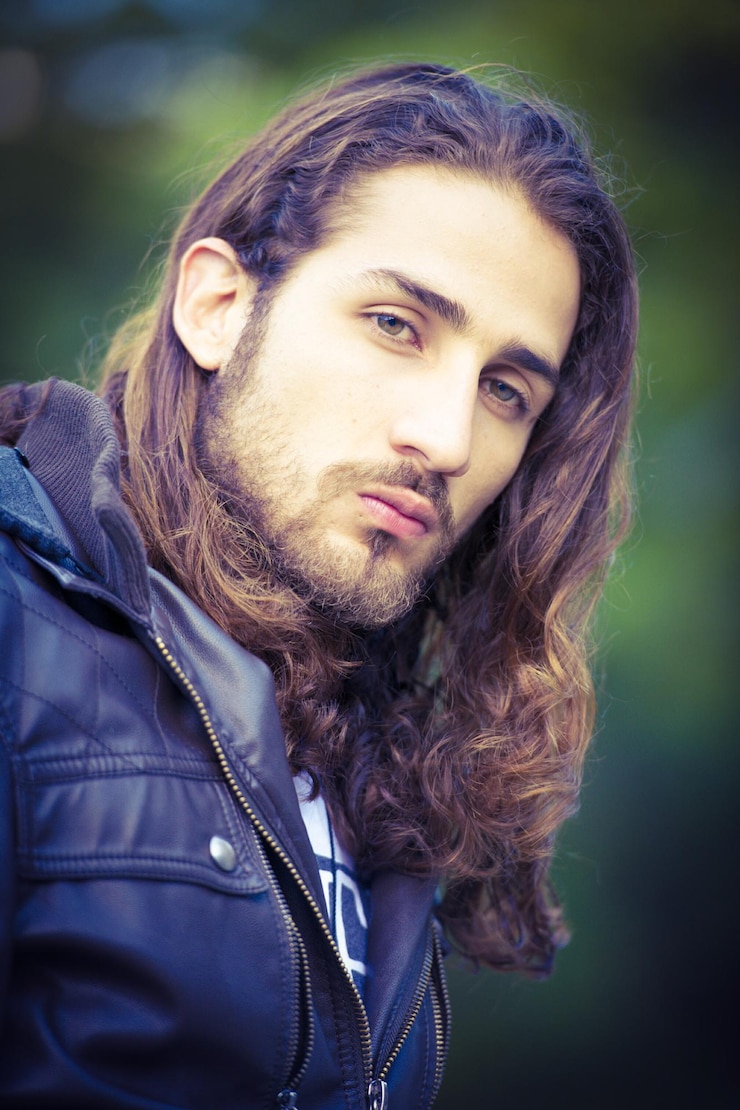 Foto close-up di un bel giovane che guarda altrove