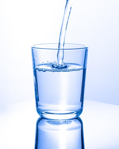 Close-up di un bicchiere d'acqua su sfondo bianco