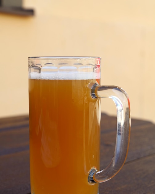 Close-up di un bicchiere di birra sul tavolo