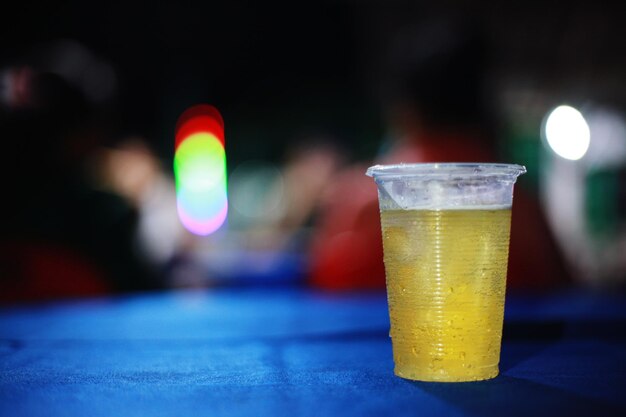 Close-up di un bicchiere di birra sul tavolo