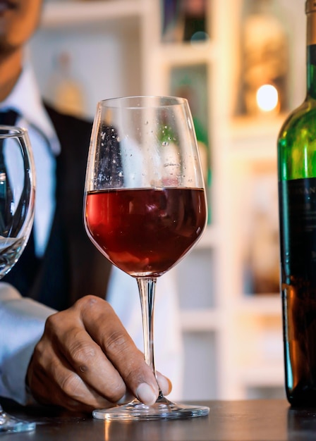 Close-up di un bicchiere di vino a tavola