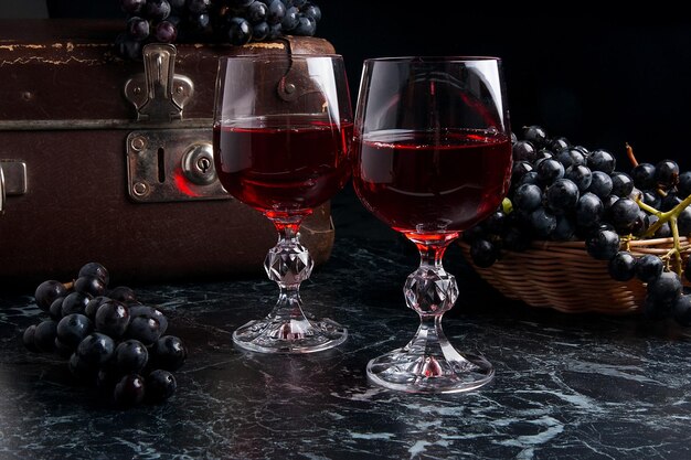 Close-up di un bicchiere di vino su tavola