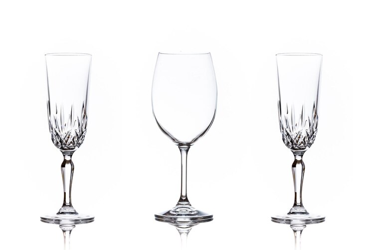Foto close-up di un bicchiere di vino su uno sfondo bianco