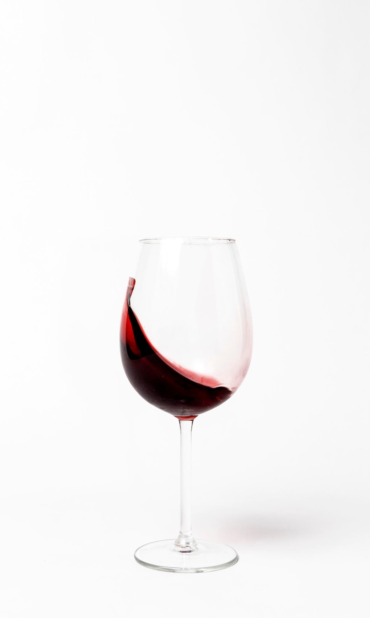 Foto close-up di un bicchiere di vino su uno sfondo bianco