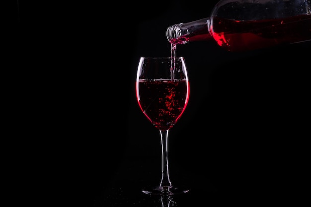 Close-up di un bicchiere di vino su uno sfondo nero