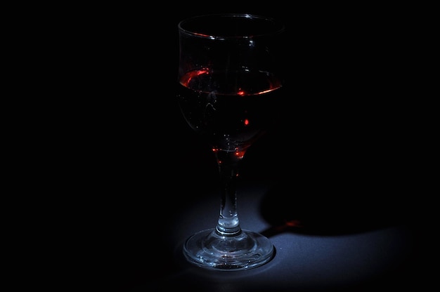 Close-up di un bicchiere di vino su uno sfondo nero