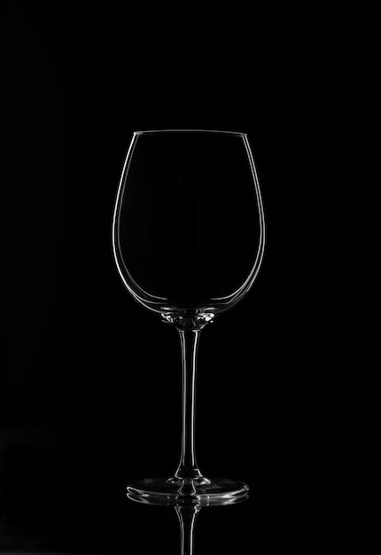 Close-up di un bicchiere di vino su uno sfondo nero