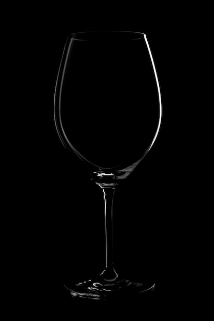 Close-up di un bicchiere di vino vuoto su uno sfondo nero