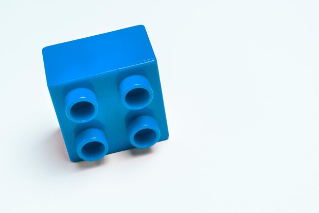 Close-up di un blocco di giocattolo blu su sfondo bianco