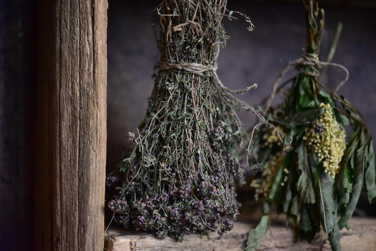 Foto close-up di un bouguet di lavanda appeso al legno
