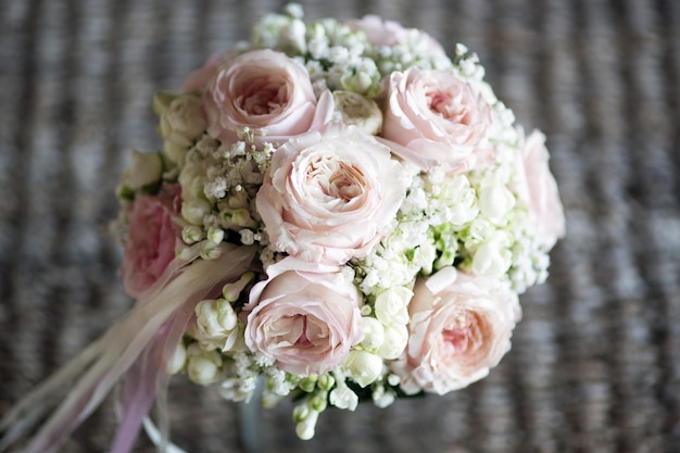 Close-up di un bouquet di rose durante il matrimonio
