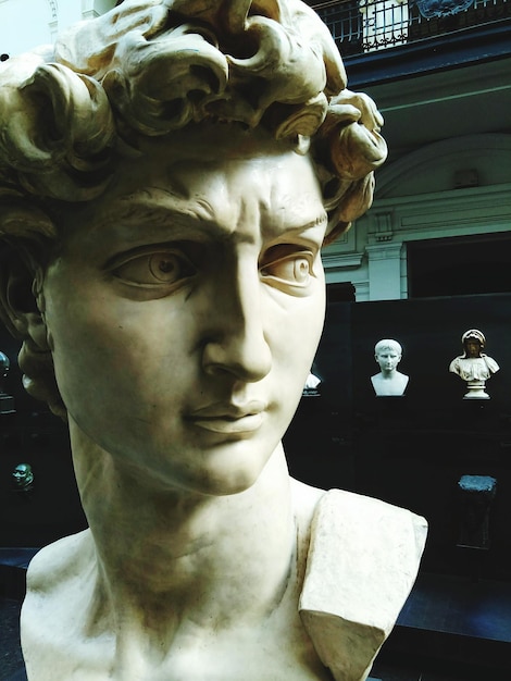 Close-up di un busto alla galleria di arte moderna