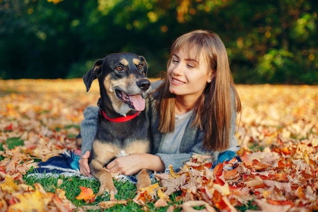 Close-up di un cane con foglie d'autunno