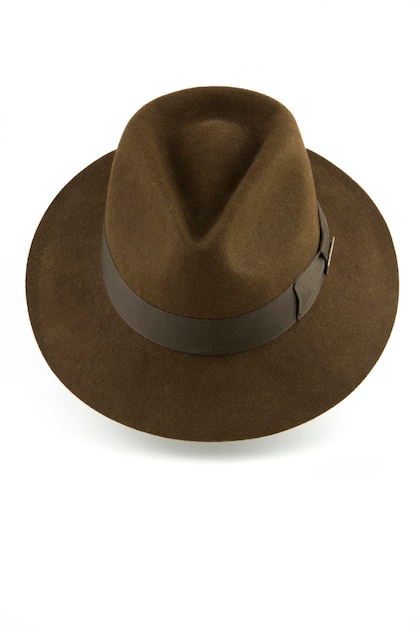 Close-up di un cappello marrone su sfondo bianco