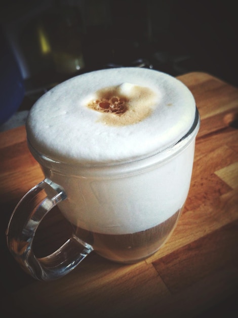 Close-up di un cappuccino sul tavolo