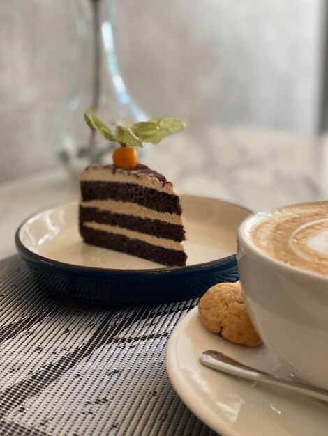 Close-up di un cappuccino sul tavolo