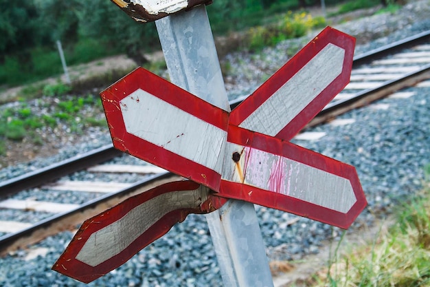 Close-up di un cartello di stop sul binario ferroviario