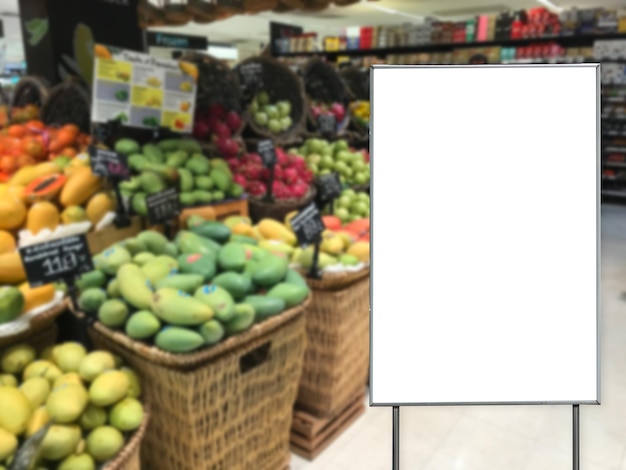 Close-up di un cartellone bianco in un supermercato