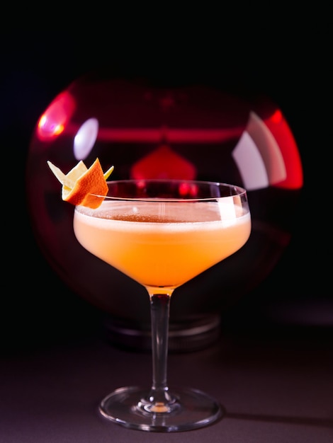 Close-up di un cocktail daiquiri di Hemingway in bicchiere con sfondo rosso scuro
