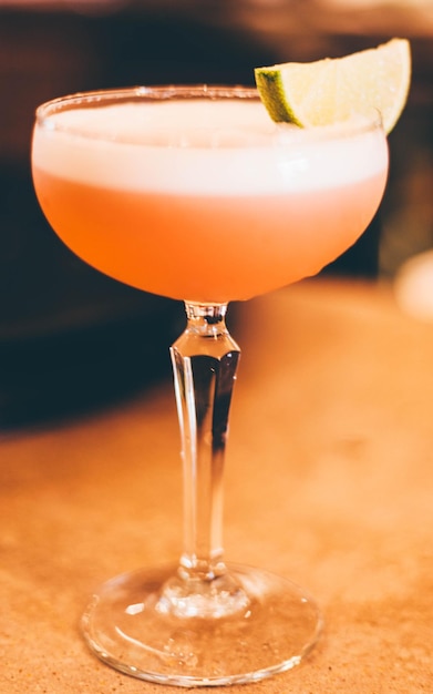 Close-up di un cocktail servito sul tavolo