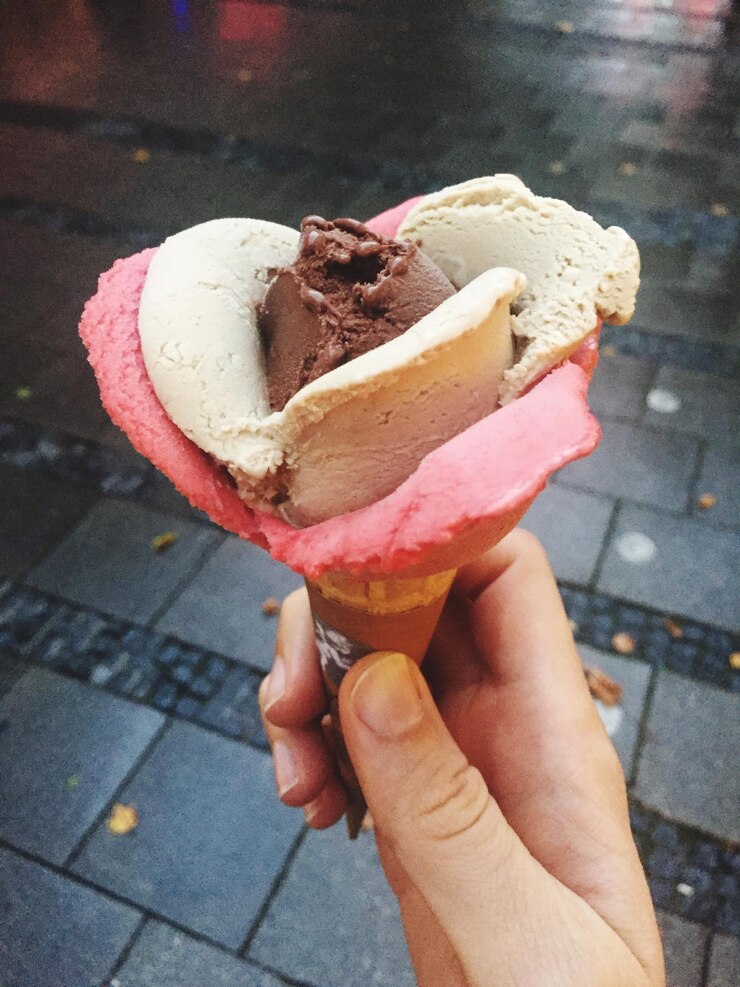 Foto close-up di un cono di gelato in mano