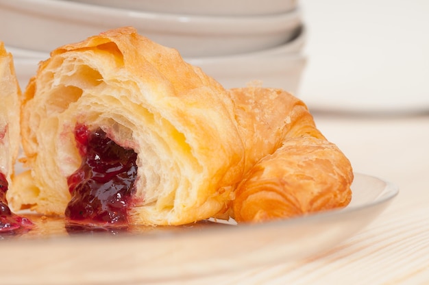 Close-up di un croissant in piatto su tavola