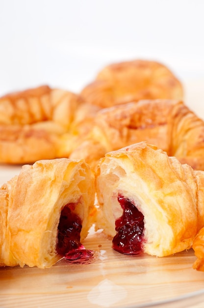 Close-up di un croissant servito a tavola