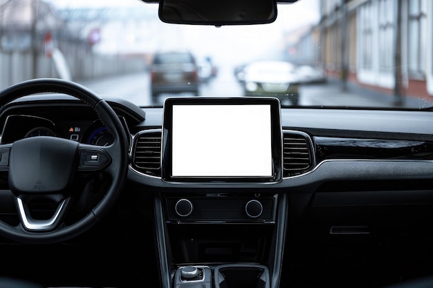 Close-up di un cruscotto di un veicolo moderno con uno schermo di infotainment vuoto