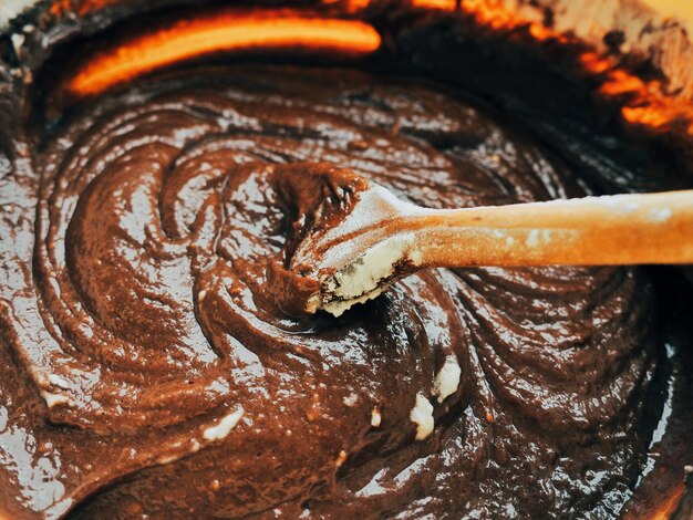Close-up di un cucchiaio di legno nel cioccolato