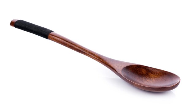 Close-up di un cucchiaio di legno su uno sfondo bianco