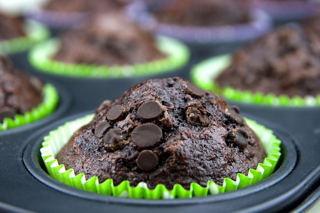 Close-up di un cupcake nel vassoio da cottura