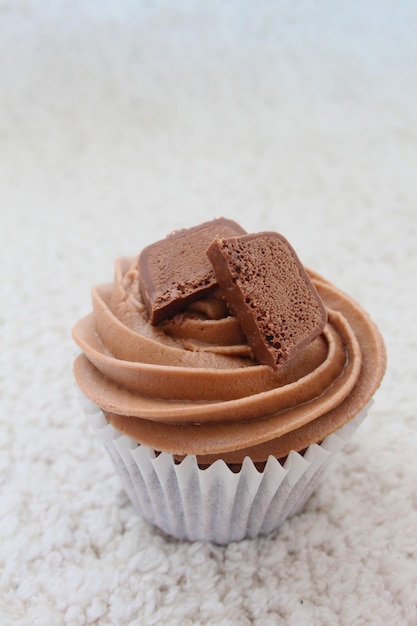 Close-up di un cupcake sul tappeto