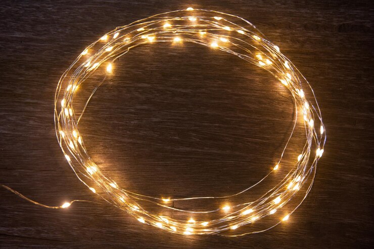Foto close-up di un dipinto luminoso illuminato su un tavolo