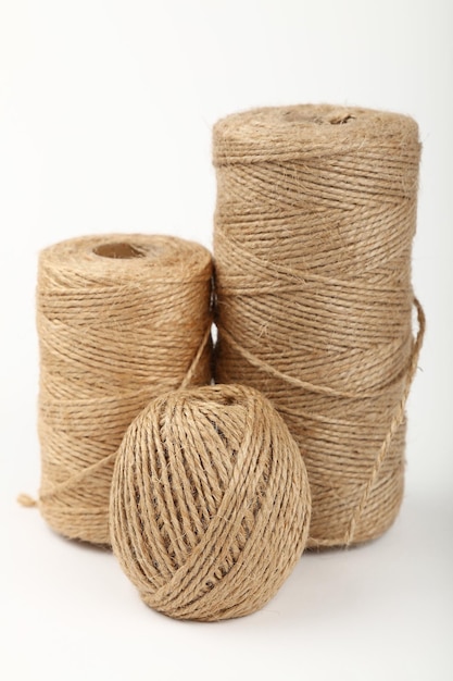 Close-up di un filo di jute su uno sfondo bianco
